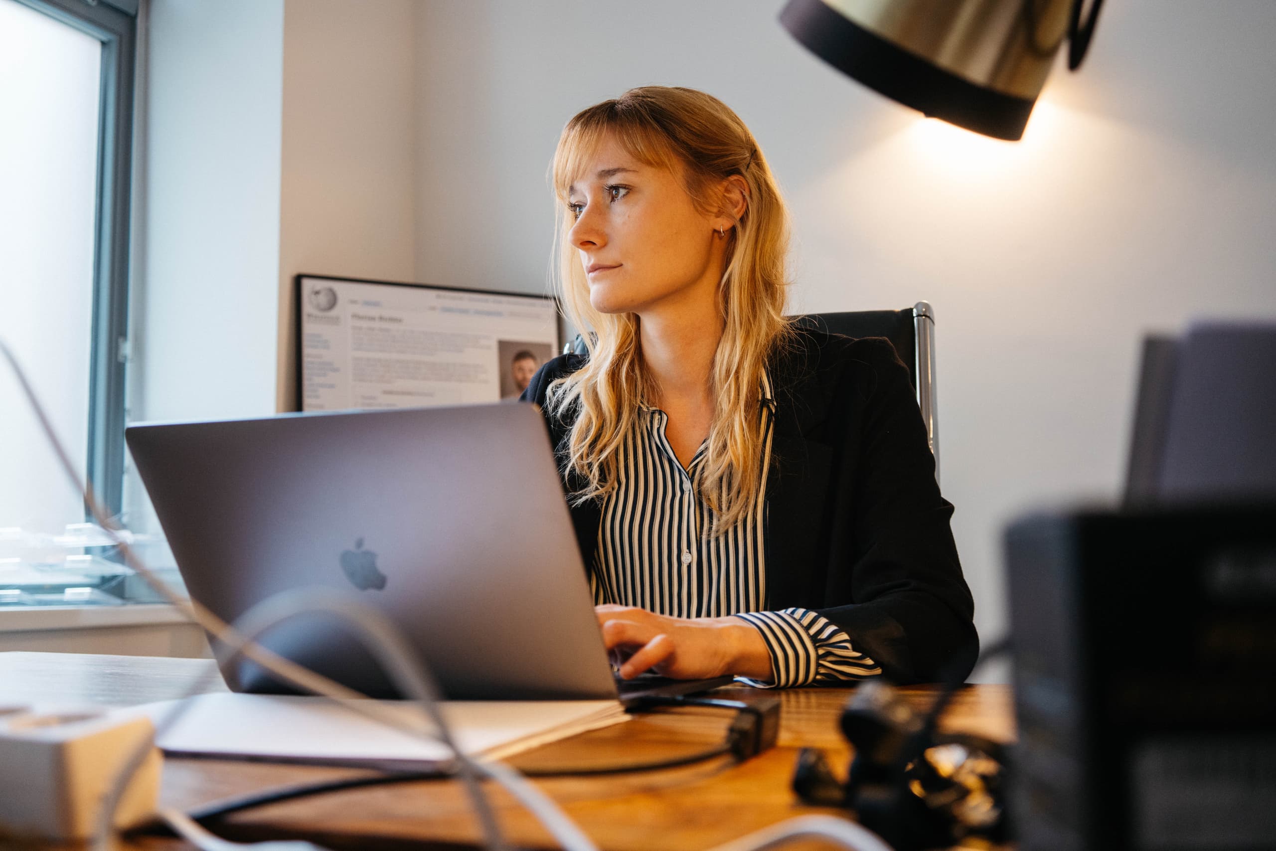 Limebit Mitarbeiterin am Laptop