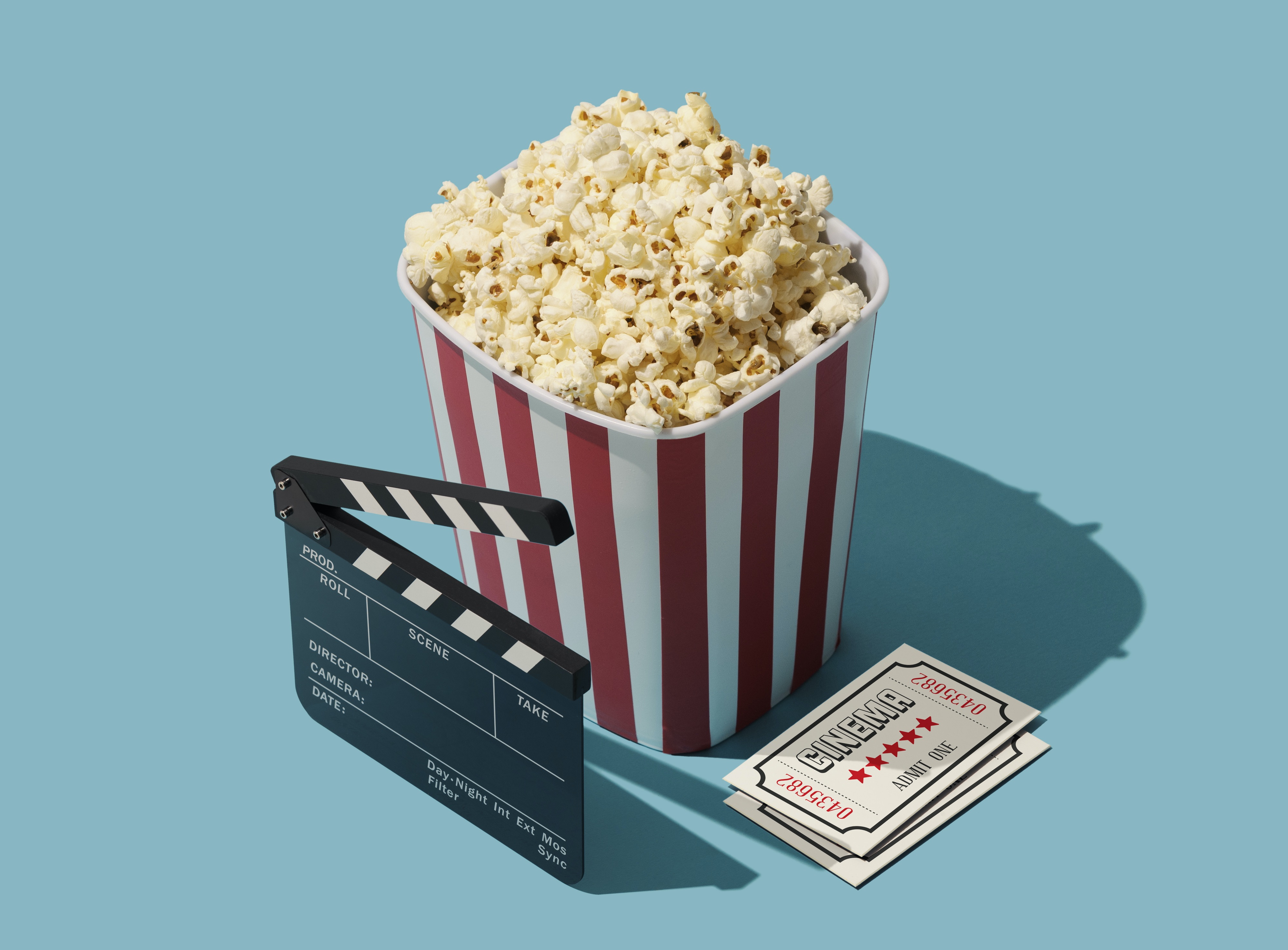 Popcorn, Kinotickets und Filmschnitt Klappe