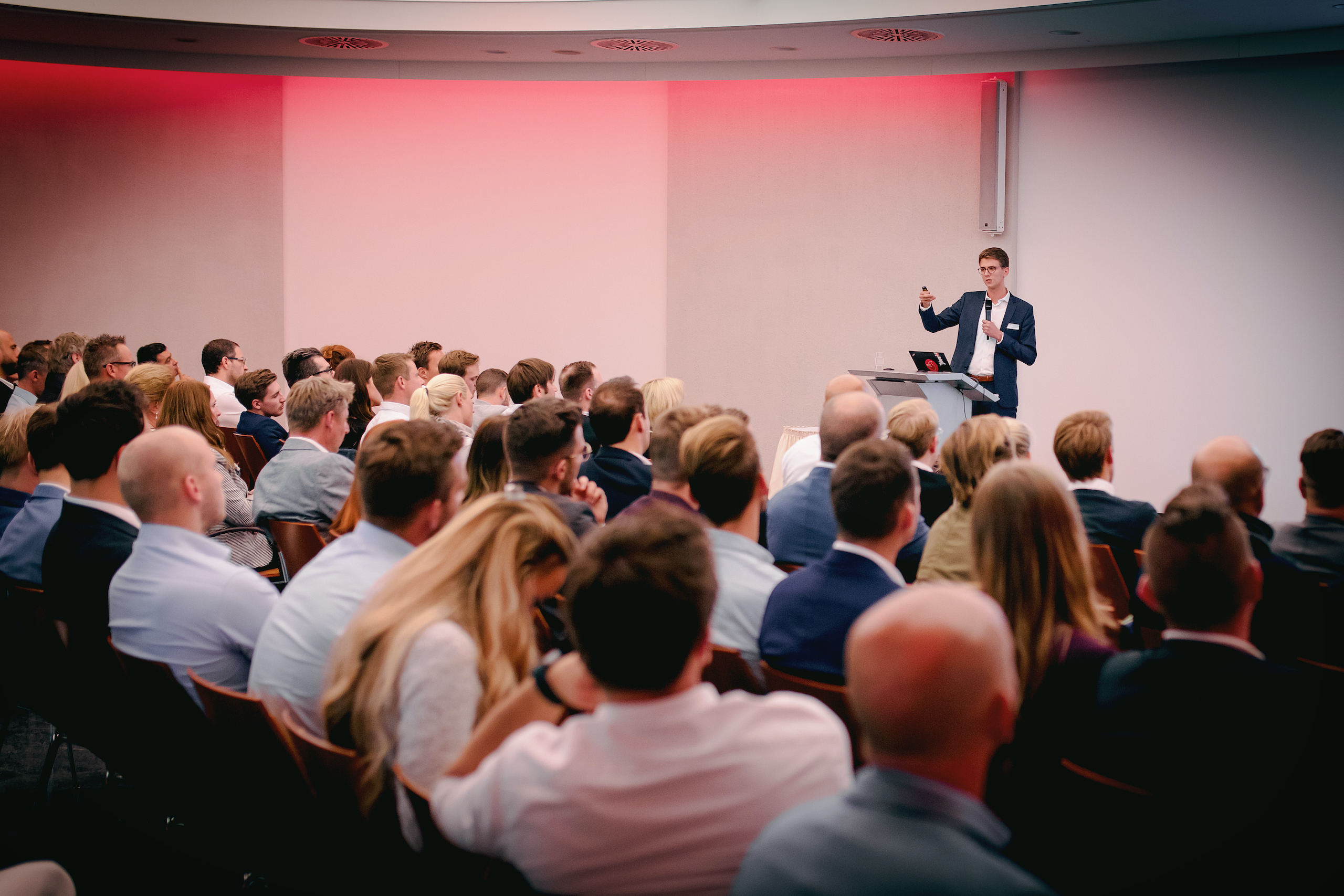 Philipp Koch (Limebit Gründer) hält am 26.09.2019 bei Vodafone in Hannover einen Vortrag zum Thema Künstliche Intelligenz vor Publikum